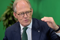 レーシングドライバーとして活躍後、BMWでの開発エンジニアを経て家業を継いだアルピナ社のアンドレアス・ボーフェンジーペン社長。