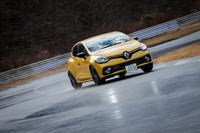 「ルーテシアR.S.」にはコーナリング時のアンダーステアを抑制するため、コーナー内側の前輪にわずかにブレーキをかけて回頭性を向上させる電子制御ディファレンシャル「R.S.デフ」が装備されている。