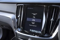 ドライブモードは写真の5種類。専用の「ポールスターエンジニアード」モードでは基本的に常時4WDとなるほか、2リッター直4ツインチャージャーエンジンがV8エンジンのような音を鳴らすようになる。