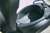 シートの下には、フルサイズのヘルメットがひとつ収納できるスペースが確保される。フロントの小物入れにはUSBソケットも備わる。