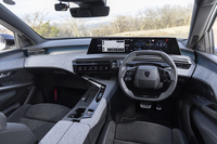 キャビンは運転席と助手席を切り分け、それぞれを包み込むかのような空間だ。グレーの部分には手触りのいいファブリックが張り巡らされる。