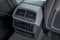 リアシート用に設けられたエアコンの吹き出し口とシートヒーターを含むコントロールパネル。フロント同様にこちらもタッチパネル式で、簡単に操作できるようなデザインを採用している。