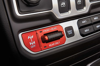 4ドアモデル同様、ロックトラックフルタイム4×4システムが搭載されている。