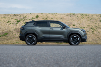 立派に見えるがボディーの全長は4275mmに抑えられている。ボンネットが短くステーションワゴンのようなスタイルだ。