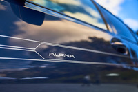 ボディーを飾る伝統の「アルピナストライプ」。BMWアルピナは、BMWを基にエンジンやシャシー、内外装に手を加え、より上質で洗練された一台に仕上げる完成車メーカーとして知られる。