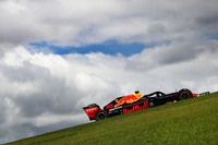 ブラジルGP前に、2020年もレッドブルをドライブすることが正式発表されたアルボン（写真）。予選では6番手タイムを記録するも、シャルル・ルクレールの10グリッド降格で5番グリッドを得ることができた。レースではトップ集団にとどまり、2度のセーフティーカーを経て2位までのぼりつめるも、ハミルトンとの接触ではじき出されて14位完走。チャンピオンに初表彰台をふいにされてしまったが、「もちろんフラストレーションはたまってるけど、怒ってはいない」と、必要以上にハミルトンを責めたりはしなかった。（Photo=Red Bull Racing）
	 