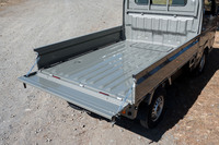 荷台の大きさは、長さが1940mm（床面長は2040mm）、幅が1410mm、あおりの高さが290mm。最大積載量は350kgだ。