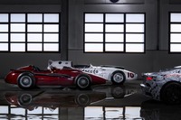 スターリング・モスが「マセラティF250」（写真左手前）を駆り勝利したのが、1956年5月13日。それから44年後の同日、「MC20」の新たなイメージが公開された。