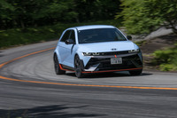 前後のモーターを合わせたシステム最高出力は609PSで、「N Grin Boost」作動時には650PSを発生。どちらのモーターも最高回転数は2万1000rpmとされており、これによって最高速260km/hを実現している。