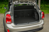 駆動用バッテリーを搭載する関係で、荷室の床面は通常の内燃機関モデルより若干かさ上げされているという。（写真をクリックすると、シートを格納する様子が見られます）