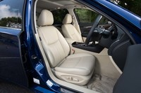 前席の電動調整機構は全車に標準装備。「GT Type P」ではシート表皮に本革を採用する。