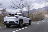 足まわりはフロントがダブルウイッシュボーンでリアがマルチリンク。RWD車、4WD車とも減衰力可変式ダンパー（機械式）を装備している（「シール」では4WD車のみ）。