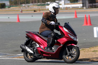 まずは純ガソリンエンジンの「PCX」から試乗。パワートレインは124ccエンジンにCVTの組み合わせで、ストレスなく走る。アイドリングストップ機構を搭載するなど、環境性能にも配慮がなされている。