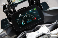 高精細な6.5インチTFTディスプレイ。「S1000XR」の車載機器は「BMW Motorradコネクティビティ」に対応しており、スマートフォンとバイク、ヘルメットをBluetoothで連携させれば、音楽を聴いたり、通話したりできる。