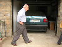 元事務員で70代のピエロ氏と「フィアット・テムプラ」。