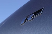 フロントフェンダーの“R-Line”エンブレム。ボディーカラーは、「ストーンウォッシュドブルーメタリック」（写真）を含む全8色がラインナップされる。