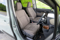 消臭・はっ水・はつ油機能を備えたファブリックシートは最上級グレード「Z」専用。「フリード」と比べると着座位置の低さが際立っている。