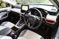 ごつごつとしたデザインが印象的な「RAV4」のインテリア。写真は「アドベンチャー」グレードのもので、オレンジの差し色でドレスアップされている。