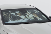 特別装備の、ミレニアム・ファルコン号のコックピットがプリントされたサンシェード。裏面には「MAY THE FORCE BE WITH YOU」（フォースがともにあらんことを）とプリントされている。