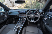 エアコンの吹き出し口やドアスピーカー、メーターナセルのふくらみなど、各所に用いられた丸いモチーフが目を引くインストゥルメントパネルまわり。操作系のデジタル化はほどほどといった具合で、ステアリングスイッチやセンタークラスターの空調コントローラーは、いずれも物理スイッチ式となっている。