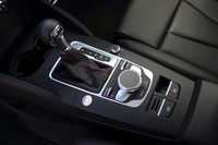 センターコンソールには、7段化された「Sトロニック」のシフトセレクターや、インフォテインメントシステムのコントローラーなどが備わる。