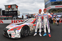 勝利を喜ぶNo.1 DENSO KOBELCO SARD LC500のドライバー、ヘイキ・コバライネン（写真左）と平手晃平。