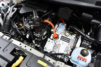 発電用のHR12DE型1.2リッター直3エンジンとモーター、駆動用のリチウムイオンバッテリーなどで構成される日産の電動パワートレイン「e-POWER」。モーターは最高出力136PS、最大トルク300N・mを発生する。