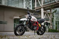 「ドゥカティ・スクランブラー」シリーズの中で、オフロード走行も強く意識して開発された「スクランブラー デザートスレッド」。2016年11月の「ドゥカティ・ワールド・プレミア2017」でデビューした。