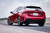 水平方向のキャラクターラインや新デザインのLEDリアコンビランプでワイド感が強調された「1シリーズ」のリアビュー。エンブレムの数字は車名を示す先頭の「1」が大きくなっており、これは最新世代モデルに共通するデザイン要素である。