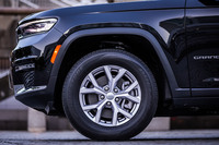 「リミテッド」グレードには、Y字をモチーフとした18インチの10本スポークデザインホイールが標準装備される。試乗車には265/60R18サイズの「ブリヂストン・デューラーH/Pスポーツ」3シーズンタイヤが装着されていた。