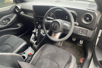 ドライバーの操作性や視認性を最優先事項としてデザインされた「GRヤリス」のコックピット。ダッシュボードやインストゥルメントパネルはもちろん専用のアイテムで、これだけでもカーマニアはグッとくる。