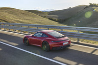 ブラックまたはダークカラーのエクステリアパーツが特徴となる「GTS」モデル。最高出力480PSの3リッター水平対向6気筒ツインターボエンジンを搭載している。