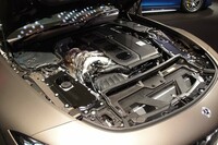 排気量のダウンサイジングが進む四輪の世界では、高効率ターボ搭載車はすっかりメジャーな存在になっている。写真は2022年10月に発売された「メルセデスAMG SL43」のエンジンルーム。大型の高級オープンスポーツカーにも、ついに2リッター直4ターボエンジンが採用された。