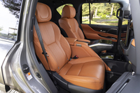 “エグゼクティブ”は4人乗りのため、左右の後席間には大きなセンターコンソールが通る。オットマンも備わっている。