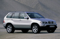 2000年に登場した初代「X5」。オンロードでのスポーティーな走りを追求したSUVの先駆けであり、世界中のプレミアムブランドが、これに追従した。