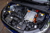 「フルハイブリッドE-TECH」のエンジンルーム。最高出力94PS、最大トルク148N・mの1.6リッター直4自然吸気ガソリンエンジンに同49PS、同205N・mの電動モーターと容量1.2kWh（250V）の駆動用バッテリーを組み合わせて搭載する。