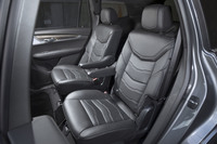 本国仕様には3座のベンチ式もあるが、日本仕様の2列目シートは左右独立のキャプテン式のみ。リクライニング／スライド調整が可能で、シートヒーターも備わっている。