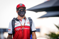 現役最年長40歳、アルファ・ロメオのキミ・ライコネン（写真）は、このロシアGPでルーベンス・バリケロの持つ最多出走記録322回に並んだ。2001年のデビューから、途中ラリーへの転向を挟みつつ、GP18年目のシーズンを戦う“アイスマン”。今季苦戦が続くアルファ・ロメオで、ソチでは19番手スタートから14位完走を遂げた。来年の予定は立ってないというが、チームからは残留の話もあるとか。往年の速さはなくとも、いぶし銀の走りで若手の手本を示すことは十分可能なはずである。（Photo＝Alfa Romeo Racing）