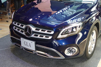 穴のあいたグリルや、新デザインのバンパーおよびフォグランプの採用により、従来型よりもSUVらしさが強調されたフロントマスクとなった。