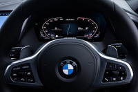 10.25インチの液晶メーターパネル。右側がタコメーター、左側がスピードメーターとなり、タコメーターは反時計回りで上昇する。