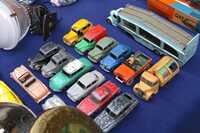 別の出店者の屋台で。「かつて自分の子供が遊んでいたものを持ってきました」というディンキー製ミニチュアカーが並んでいた。
