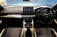 インストゥルメントパネルはすっきりとした水平基調。助手席の前方に「Prelude」ロゴを施すなど“スペシャルティーカーらしい演出”も見られる。