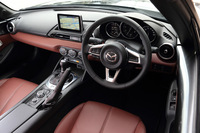 「ロードスターRF VS」のインストゥルメントパネルまわり。「VS」は上質さを重視した上級グレードで、ロードスターRFのみに設定される。