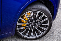 今回の試乗車に装着されていた「グロッシーブラック」の「21インチペガソスタッガードホイール」とイエローのブレーキキャリパーはオプションで、前者が41万円、後者が4万円の有償アイテムとなる。