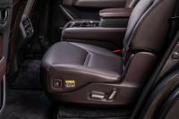 6人乗りの特別仕様車「エクスクルーシブモード」（写真）には、3列目シートへのアクセスを容易にする「パワーウオークイン機構」が、「Lパッケージ」の7人乗りモデルには2列目シートのスライド操作がスイッチひとつで行える「ワンタッチウオークイン機構」が採用されている。