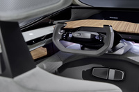 完全自動運転可能な地域以外では通常運転が行えるよう、ステアリングホイールとペダル類を備えている。