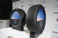 「エバータイヤイニシアチブ」のコンセプトタイヤ。回収カーボンブラックや、再精製されたオイルによってつくられた合成ゴムを用いて製造される。