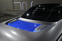 グリルの代わりとなるエアインテークに入った空気は、走行時にボンネットから排出される仕組み。フロントにあるエアインテークとの連続性を表現するように、ボンネットも同じブルーにペイントが施されている。