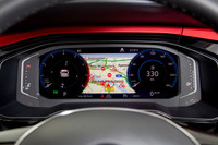 新たに採用されたデジタルメータークラスターの「アクティブインフォディスプレイ」。表示画面は、ステアリングホイールのスイッチによって切り替えることができる。