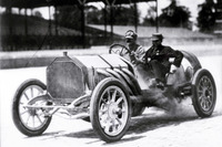 インディアナポリス・モーター・スピードウェイが完成したのは1909年。同年8月には、早くも250マイルの長距離レースが開催された。写真は同レースで優勝したビュイック。